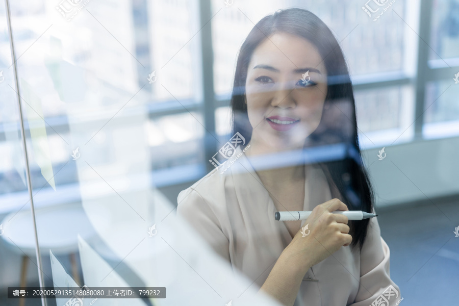 年轻商务女士