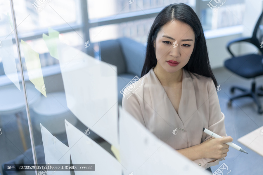 年轻商务女士