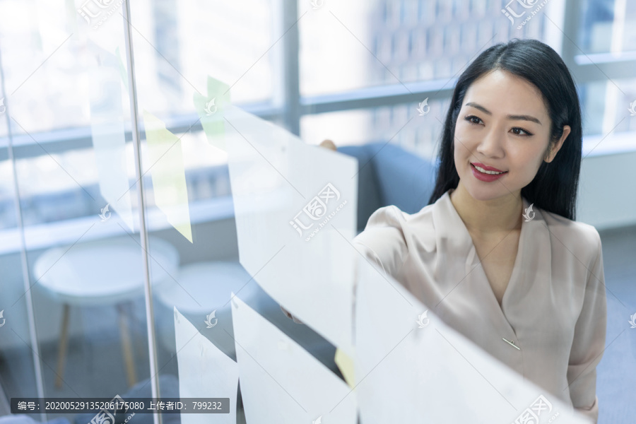 年轻商务女士