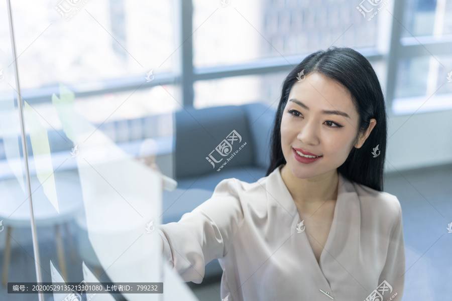 年轻商务女士