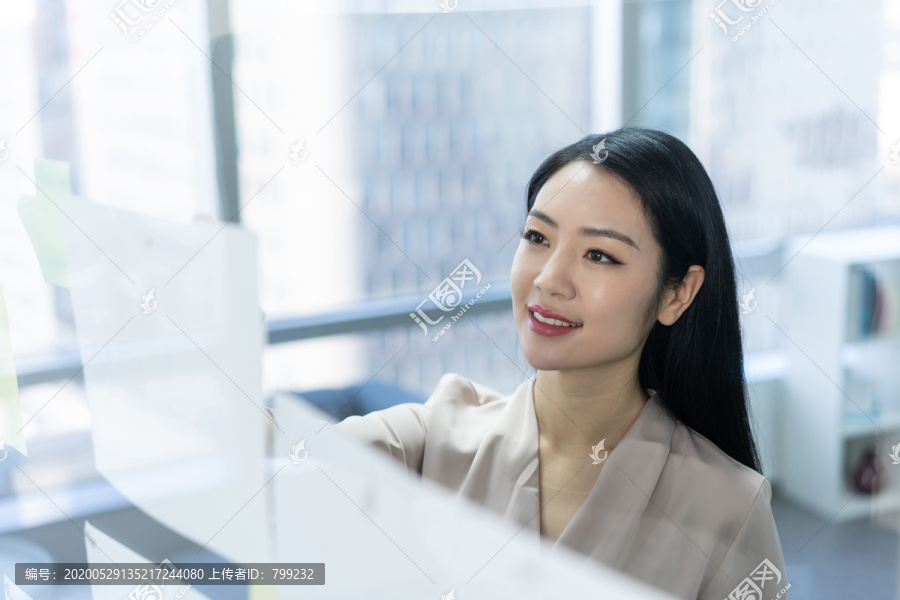 年轻商务女士