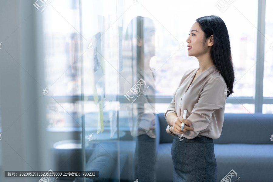年轻商务女士
