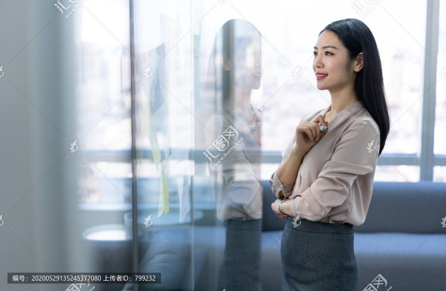 年轻商务女士