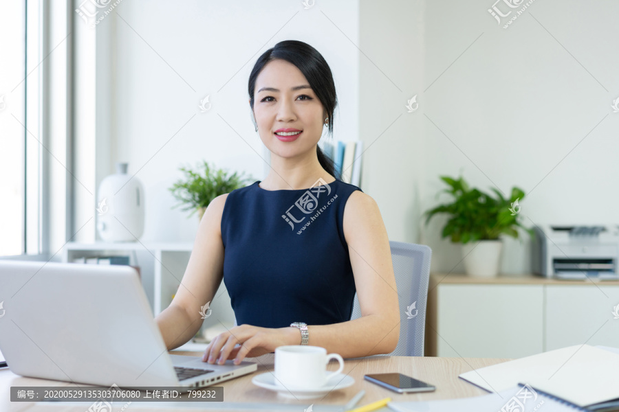 年轻商务女士办公