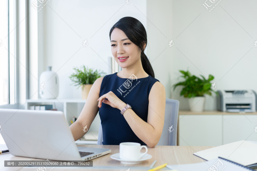 年轻商务女士办公