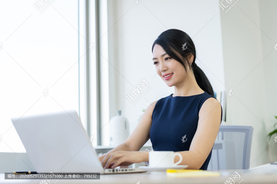 年轻商务女士办公