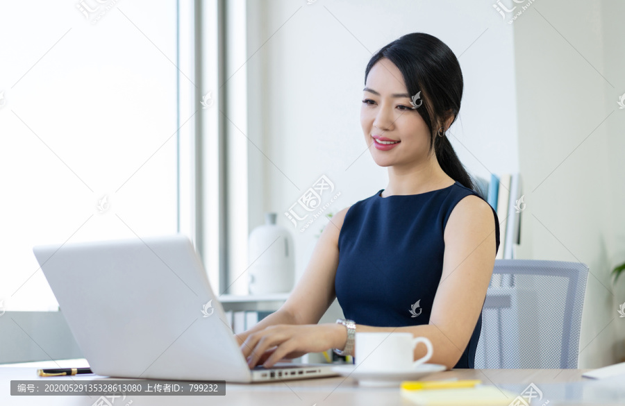 年轻商务女士办公