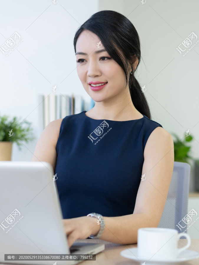 年轻商务女士办公