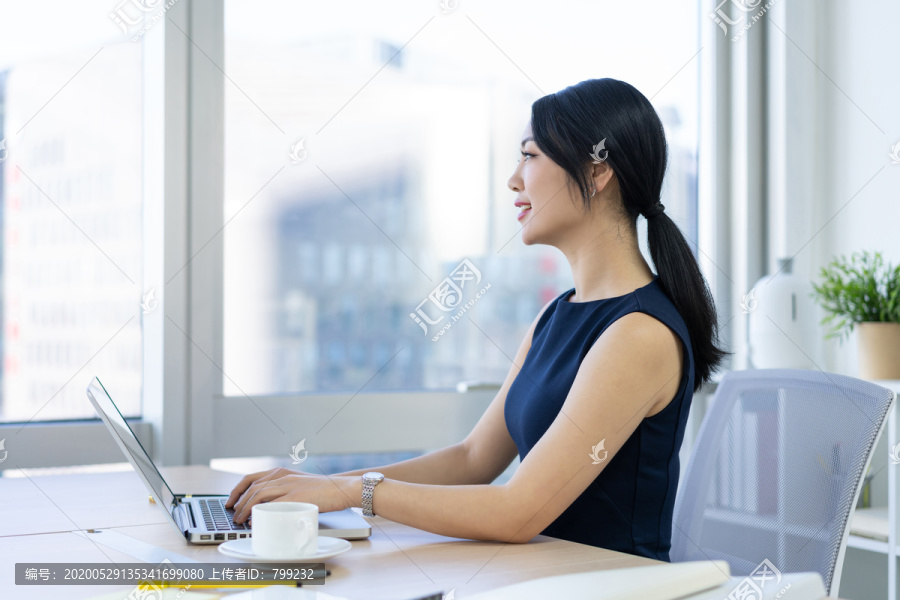 年轻商务女士办公