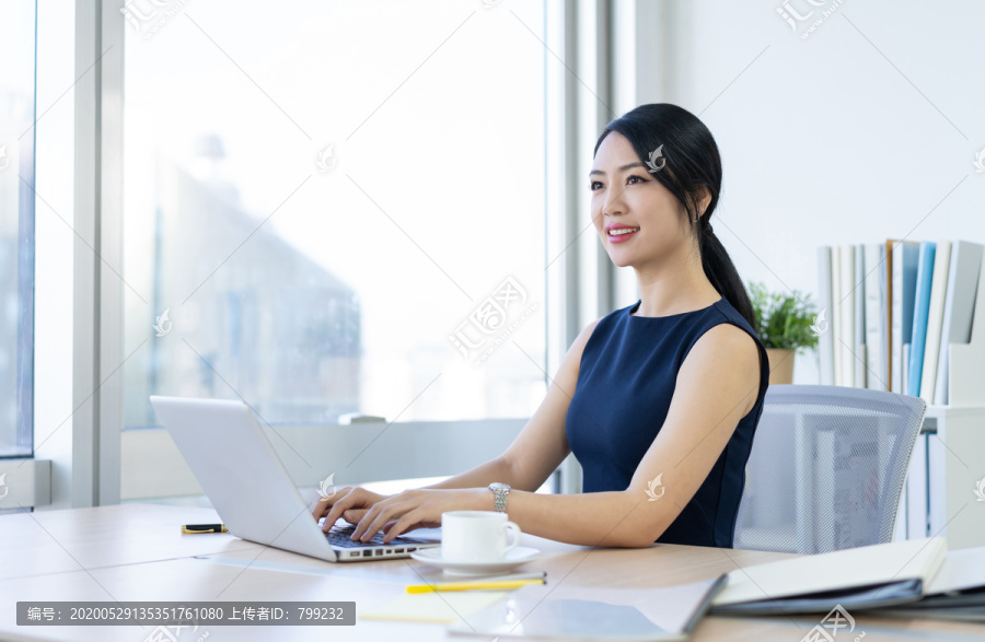 年轻商务女士办公