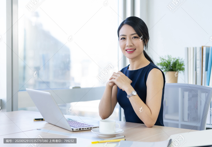 年轻商务女士办公