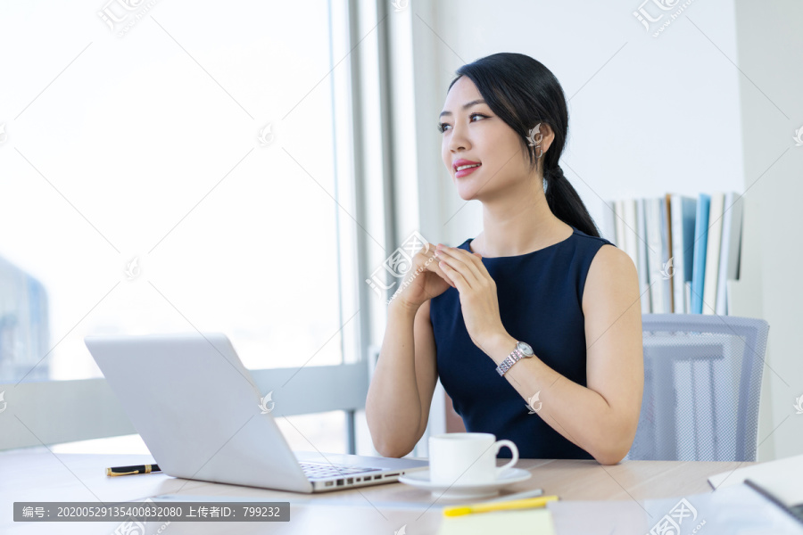 年轻商务女士办公
