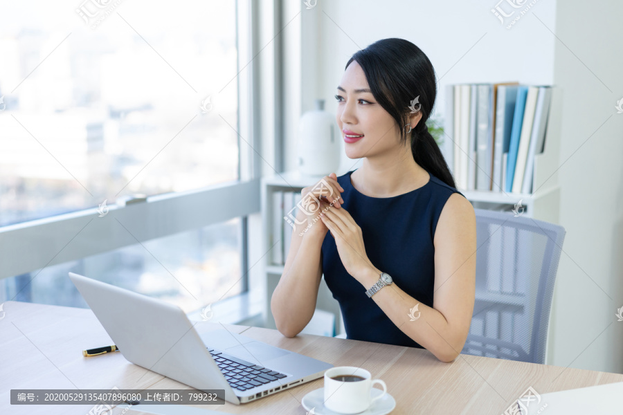 年轻商务女士办公
