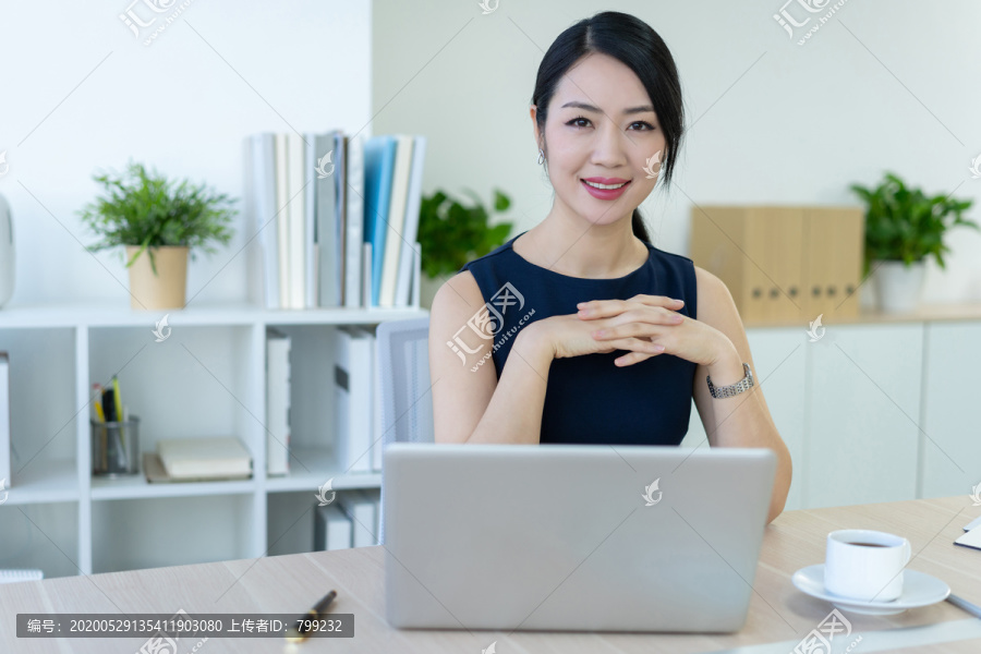 年轻商务女士办公