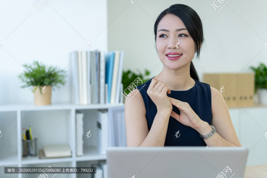 年轻商务女士办公