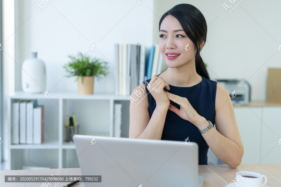 年轻商务女士办公