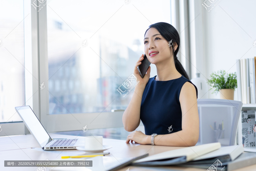 年轻商务女士办公