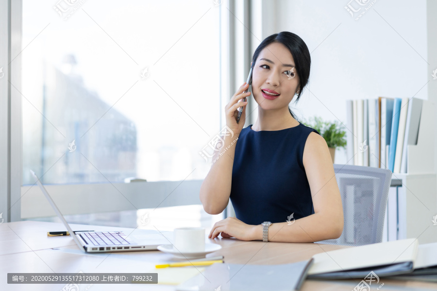 年轻商务女士办公