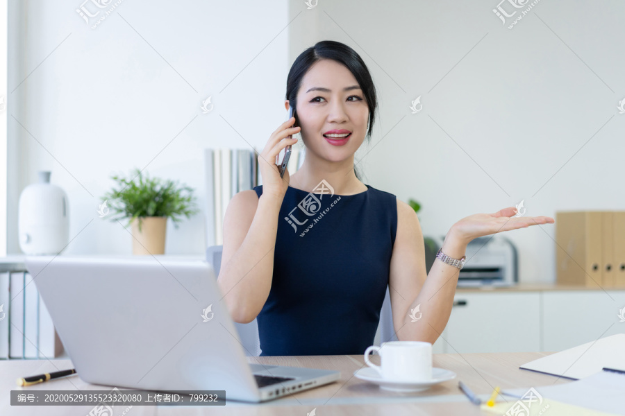 年轻商务女士办公
