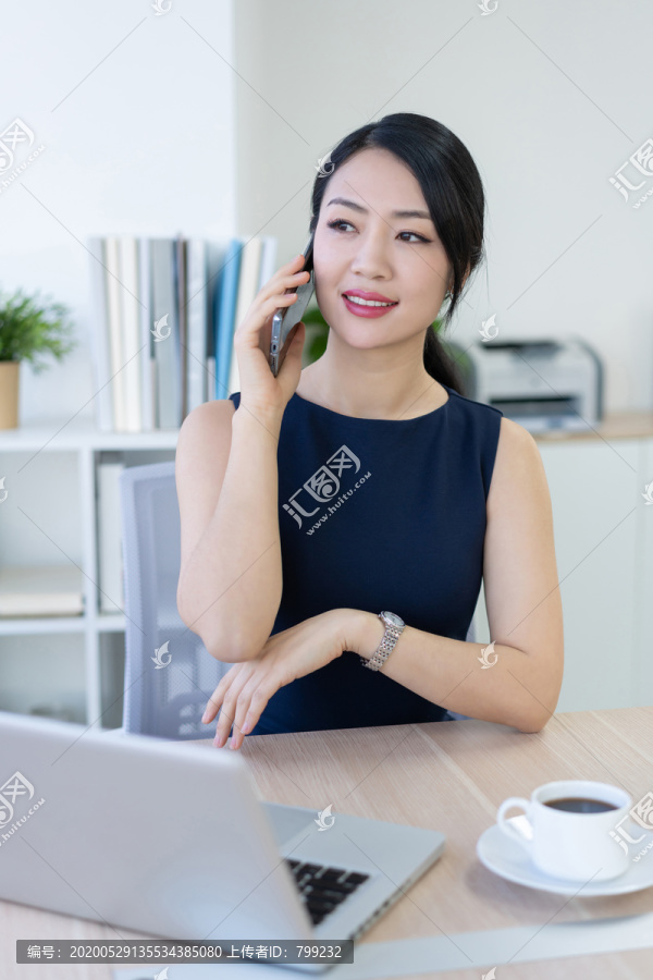 年轻商务女士办公
