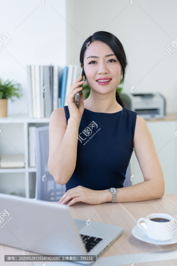 年轻商务女士办公