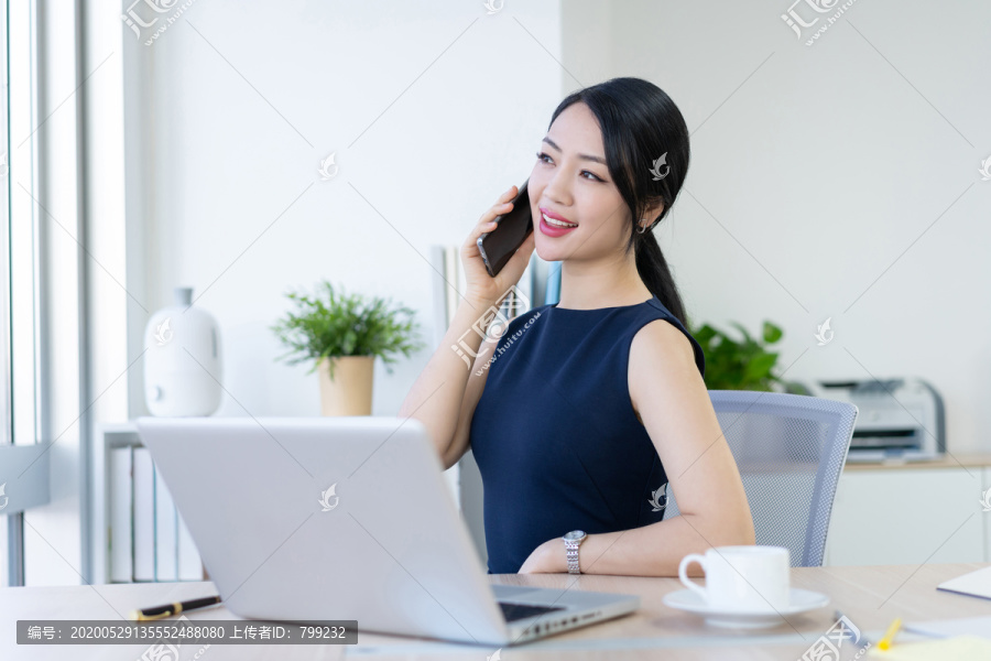年轻商务女士办公