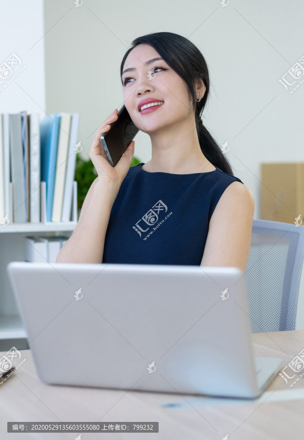 年轻商务女士办公
