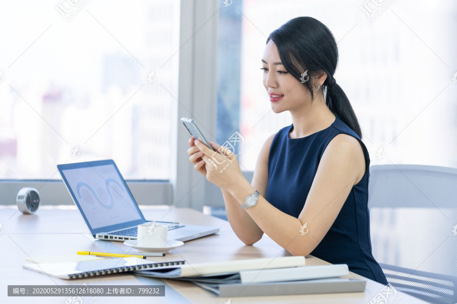 年轻商务女士办公