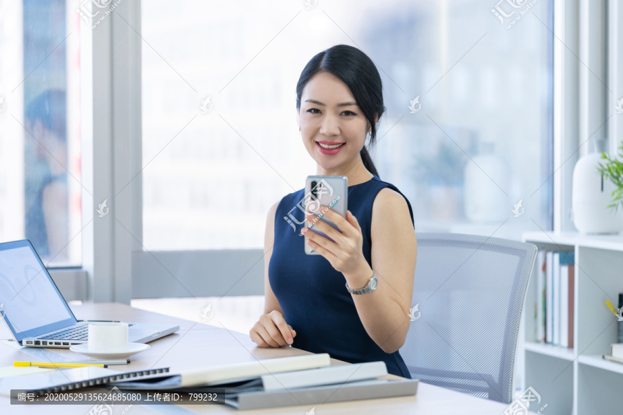 年轻商务女士办公
