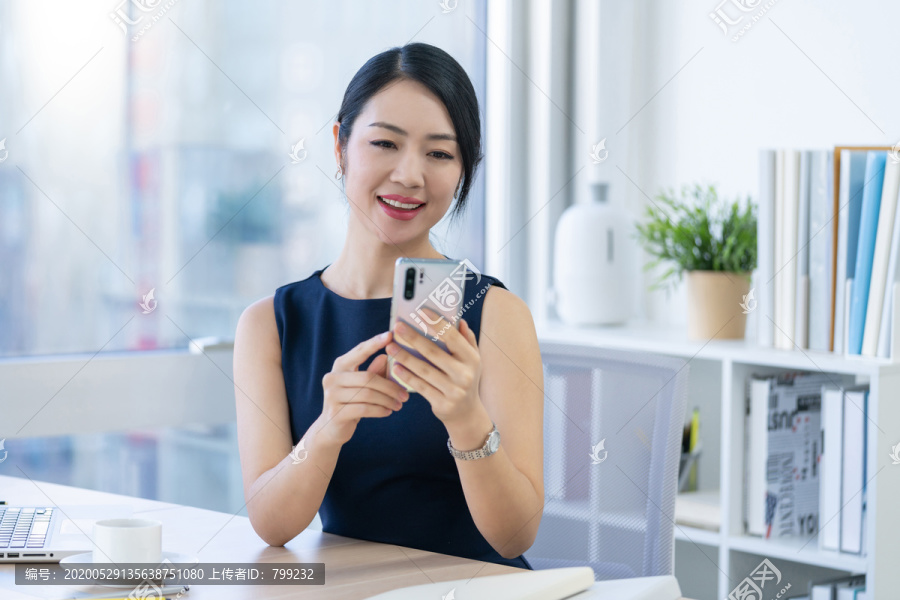 年轻商务女士使用手机