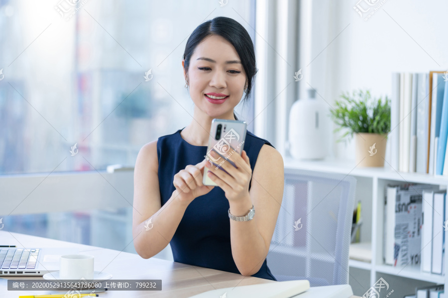 年轻商务女士使用手机