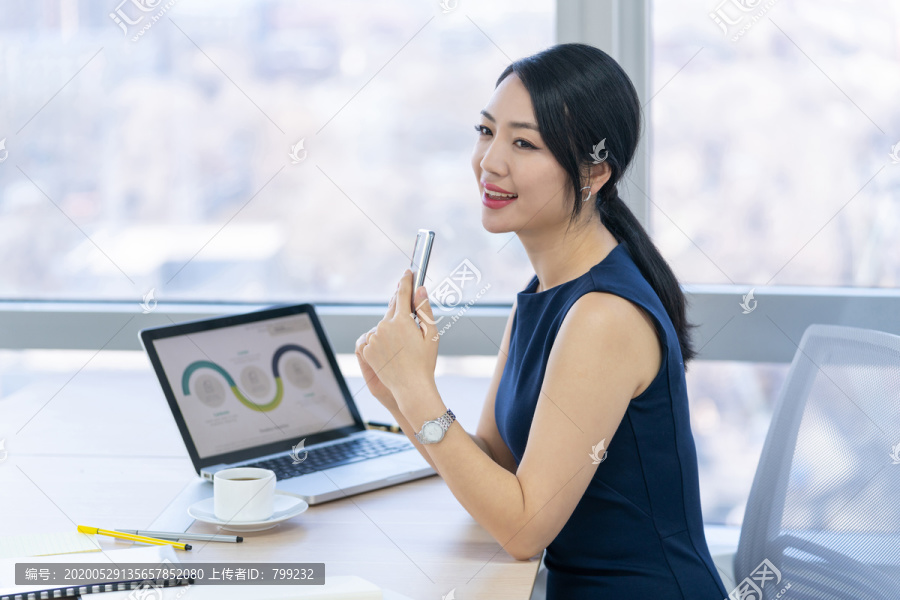 年轻商务女士使用手机