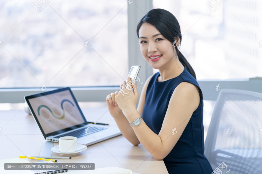 年轻商务女士使用手机