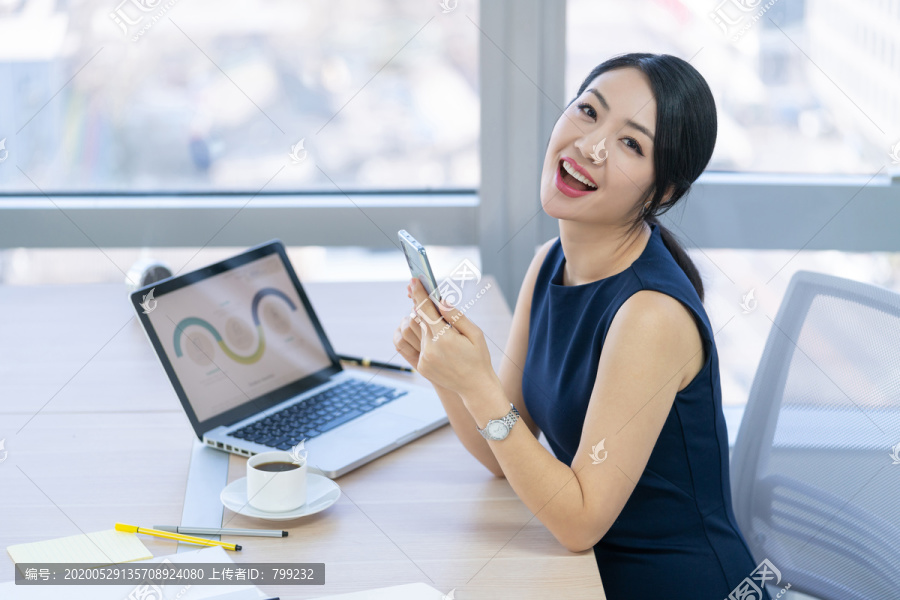 年轻商务女士使用手机
