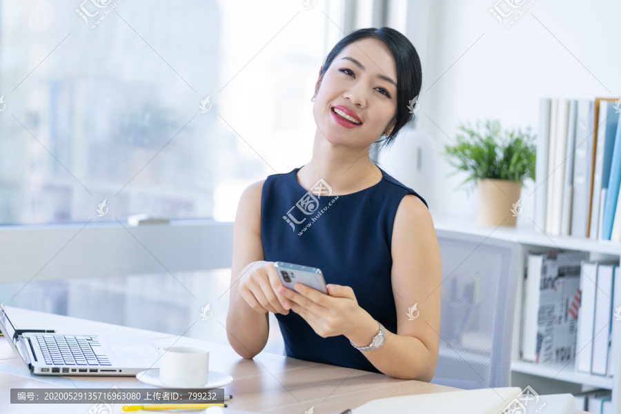 年轻商务女士使用手机