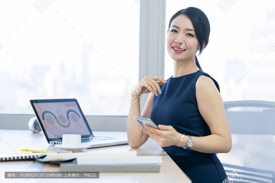 年轻商务女士使用手机