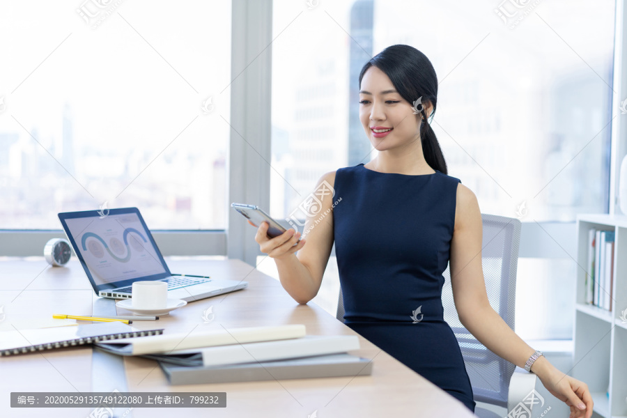 年轻商务女士使用手机