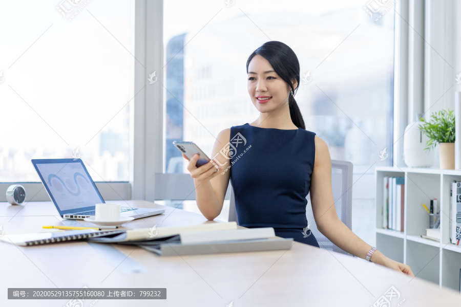年轻商务女士使用手机