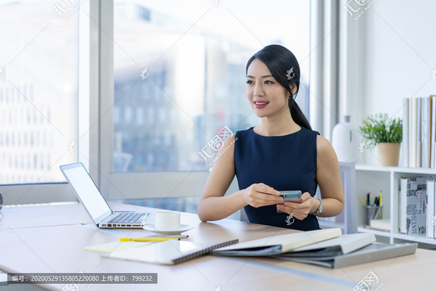 年轻商务女士使用手机