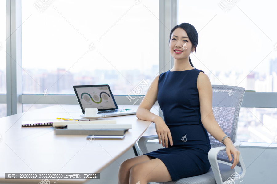 年轻商务女士办公