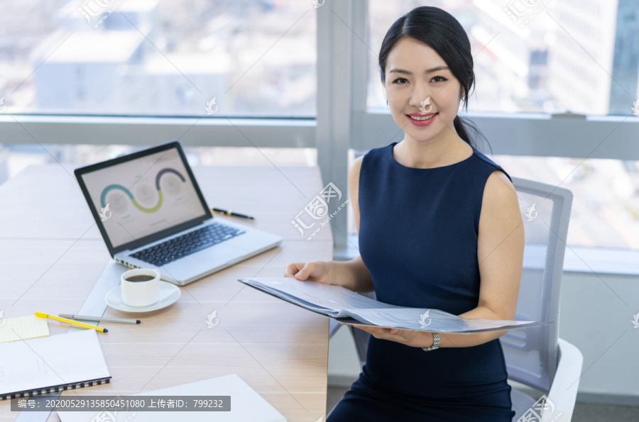 年轻商务女士办公