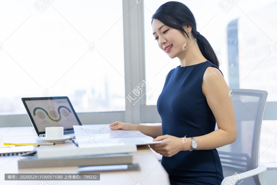 年轻商务女士办公