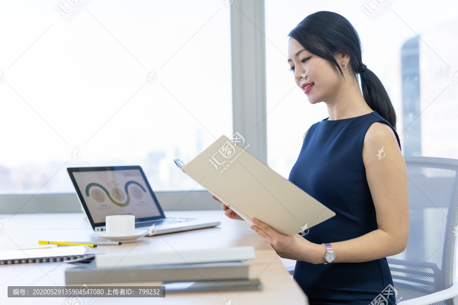 年轻商务女士办公