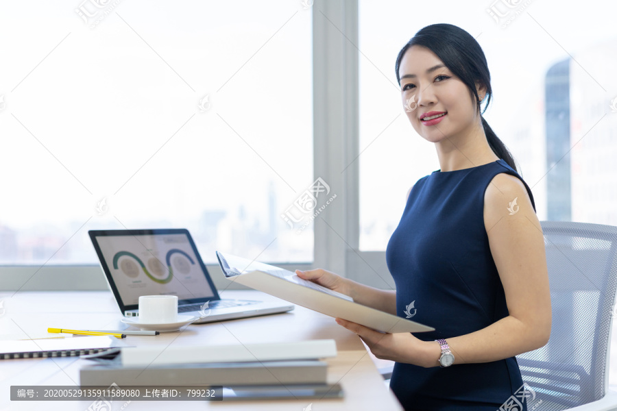 年轻商务女士办公