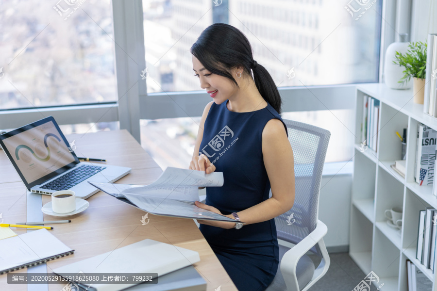 年轻商务女士办公