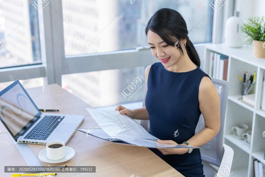 年轻商务女士办公