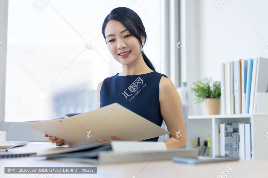 年轻商务女士办公