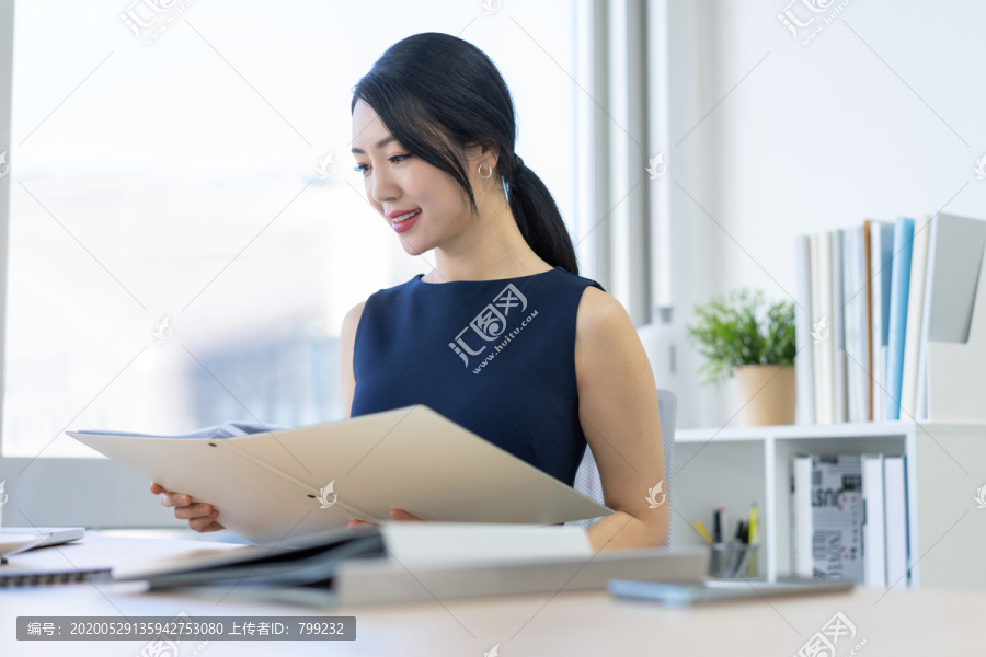 年轻商务女士办公