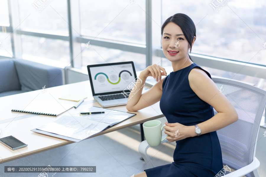 年轻商务女士办公