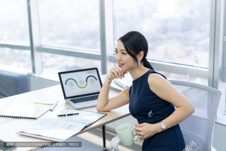 年轻商务女士办公